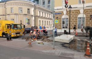 Названы возможные причины провала мостовой в центре столицы