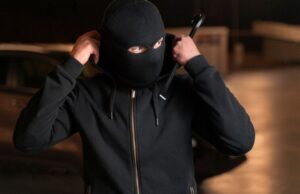 Тренер футбольного клуба нанял бригаду воров, чтобы они обокрали игроков
