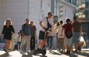 Куда жаловаться на самокаты: телефоны горячей линии Яндекс, Юрент, Whoosh, жалоба на самокатчиков-нарушителей