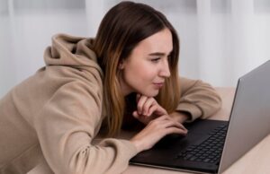 Объяснена тяга девушек к Интернету: несмотря на сексизм и женоненавистничество