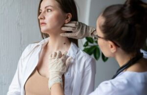 Рассадником ужасной вспышки чесотки названы университеты и дома престарелых