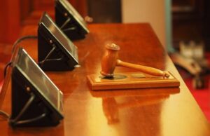 Суд постановил считать характеристику «лысый» чертой харассмента: сравнили с женской грудью