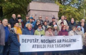 В Риге прошла акция против сноса памятника российскому военачальнику Михаилу Андреасу Барклаю де Толли