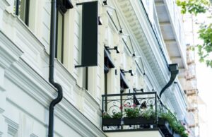 Москвич сделал себе террасу из общего балкона