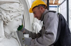 Реставраторы приведут в порядок кариатиды особняка Коробковой