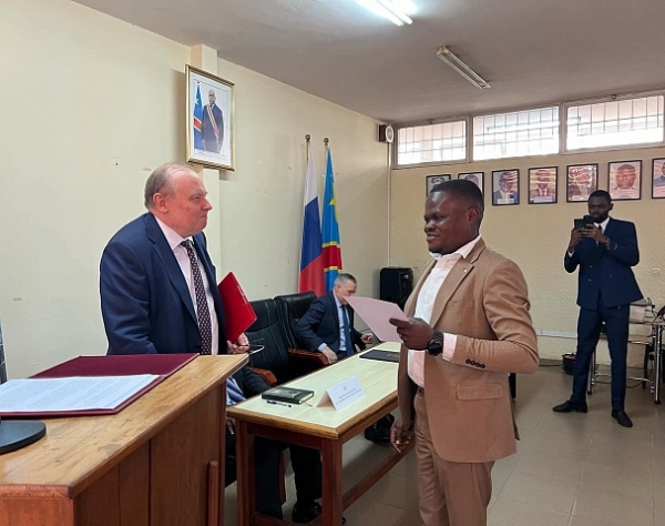 Фонд «Русский мир» передал учебники и художественную литературу в дар Дипакадемии ДР Конго Фонд «Русский мир» передал учебники и художественную литературу в дар Дипакадемии ДР Конго