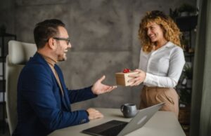 Что подарить коллегам по работе на 23 февраля: 200 идей оригинальных и недорогих подарков