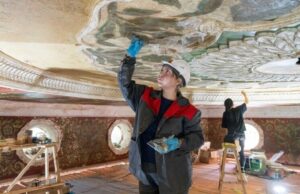 Столица продолжает возрождать ВДНХ: специалисты воссоздали стеклянные витражи павильона «Химия»