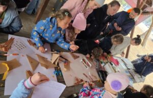 Детские ладошки и фронтовые треугольники: в Стамбуле отметили 80-летие Победы