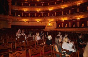 «Выход в свет»