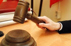 Коммунальщика осудили за падение сосульки на женщину, ослушавшуюся рабочих