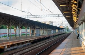 Мужчина погиб, когда пытался пролезть через забор на станцию в Москве