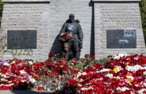 Вандализм у памятника Воинам-освободителям в Таллине: история повторяется
