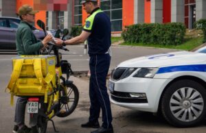 Велонарушитель может покалечить: в Москве прошла спецоперация по отлову опасных курьеров