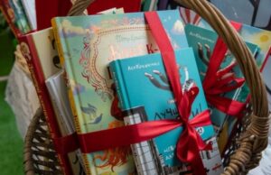 Партию книг на русском языке передали соотечественникам в Алжире