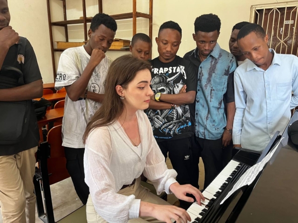 Мастер-классы российских артистов проходят в Танзании в рамках проекта «Восходящие звёзды» Мастер-классы российских артистов проходят в Танзании в рамках проекта «Восходящие звёзды»