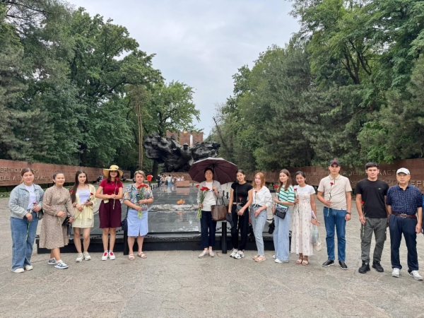 С памятью в сердце: возложение цветов к Вечному огню в Алма-Ате