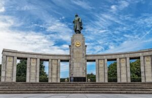 Число нападений на российские памятники в Германии растёт