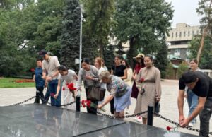 С памятью в сердце: возложение цветов к Вечному огню в Алма-Ате