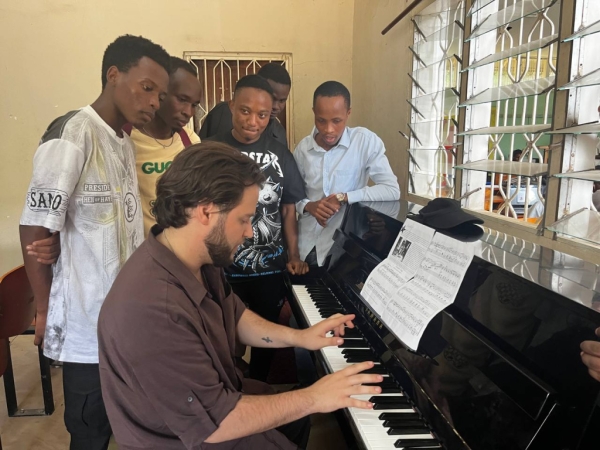 Мастер-классы российских артистов проходят в Танзании в рамках проекта «Восходящие звёзды» Мастер-классы российских артистов проходят в Танзании в рамках проекта «Восходящие звёзды»