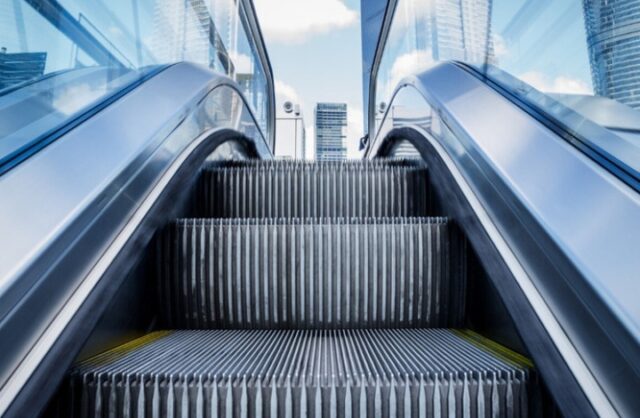 dvoe-pensionerov-postradali-upav-na-eskalatore-v-tc-363db89