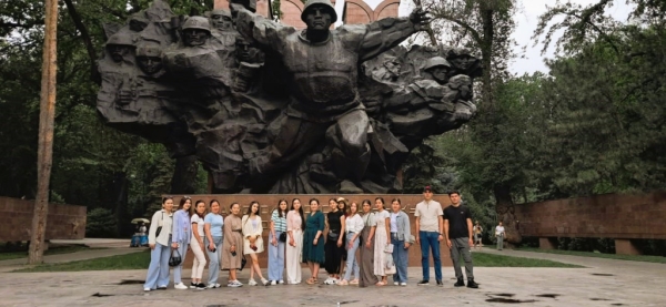 С памятью в сердце: возложение цветов к Вечному огню в Алма-Ате