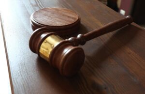 Москвичка через суд заставила шумную соседку сделать звукоизоляцию полов