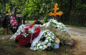 Посетитель кладбища умер в день рождения отца, которого пришел поминать