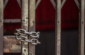 Самая опасная заключенная страны разрабатывала кровавые способы побега: захотела отрубить палец охраннику