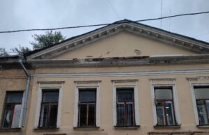 Здание 1840 года в центре Москвы начало рушиться на головы прохожим