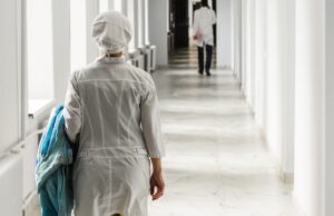 Женщине по оплошности хирургов удалили часть позвоночника