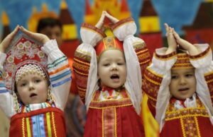 Российские артисты прошли в русских национальных костюмах по улицам Рабата