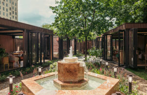 Ресторан «Авлабар» открыл большой зелёный двор с террасой, садом и фонтаном