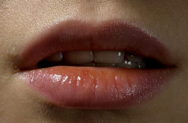 nazvana-neozhidannaja-opasnost-reguljarnogo-ispolzovanija-gubnoj-pomady-i-nakladnyh-nogtej-9d2cf36