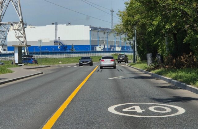 pervaja-zheltaja-razdelitelnaja-polosa-pojavilas-na-okraine-moskvy-0c6c050