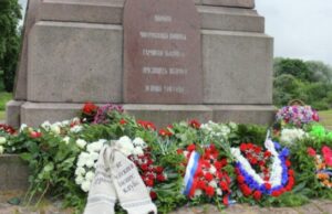 В Латвии прошла акция против сноса памятника русским гренадерам