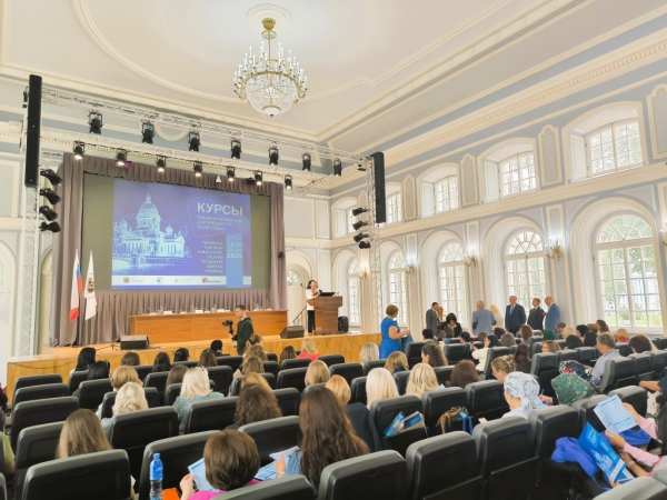 Русский язык объединяет мир: в Санкт-Петербурге стартовали международные курсы для русистов