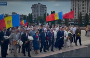 Тысячи людей принесли цветы к Вечному огню в Кишинёве