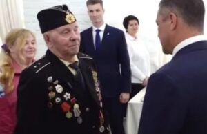 Псковский губернатор Ведерников вручил российский паспорт ветерану, переехавшему из Латвии