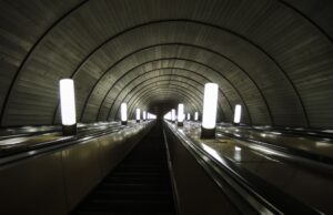 В московском метро с эскалатора упали три туристки из Новокузнецка