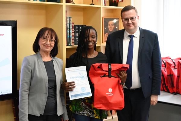 Участники языкового лагеря «Лето с Пушкиным» получили памятные подарки от фонда «Русский мир» Участники языкового лагеря «Лето с Пушкиным» получили памятные подарки от фонда «Русский мир»