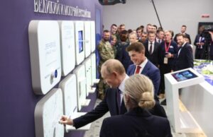 Для Путина провели увлекательную экскурсию по выставке «Уникальный русский язык»