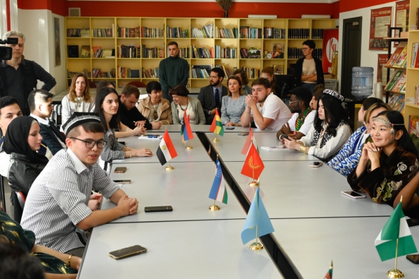 Участники языкового лагеря «Лето с Пушкиным» получили памятные подарки от фонда «Русский мир» Участники языкового лагеря «Лето с Пушкиным» получили памятные подарки от фонда «Русский мир»