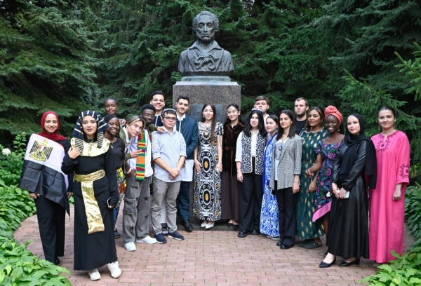 Участники языкового лагеря «Лето с Пушкиным» получили памятные подарки от фонда «Русский мир» Участники языкового лагеря «Лето с Пушкиным» получили памятные подарки от фонда «Русский мир»