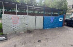 «Сразу жить хочется»: обычная московская мусорка стала местом странных перформансов