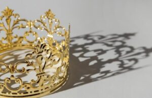 Тени затаилась за троном: нескончаемая сага о королевских скандалах