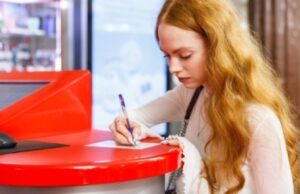 Участники Всемирного фестиваля молодёжи разошлют по всему миру открытки «Из России с любовью»