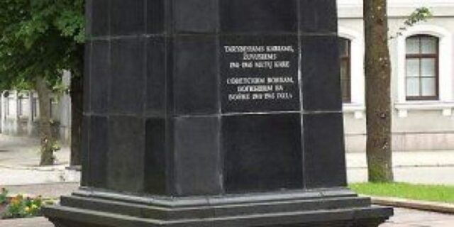 v-litovskom-shjauljaj-oskvernjat-zahoronenie-52-sovetskih-soldat-4412f81