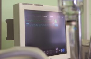Врачи спасли будущего начальника от странного голоса: понизили тембр