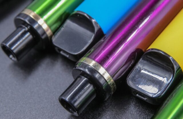 vyjavleny-zhutkie-posledstvija-ispolzovanija-vejpov-dlja-molodezhi-e43e9f5